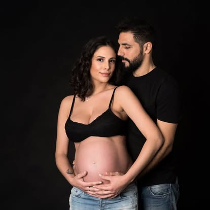 צילום הריון זוגי בסטודיו על רקע כהה