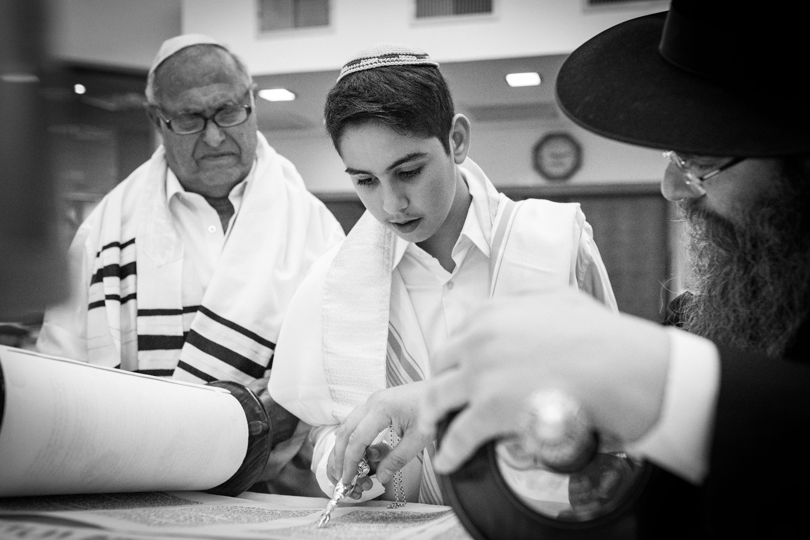 קריאה בתורה בבר מצווה – צילום בשחור לבן