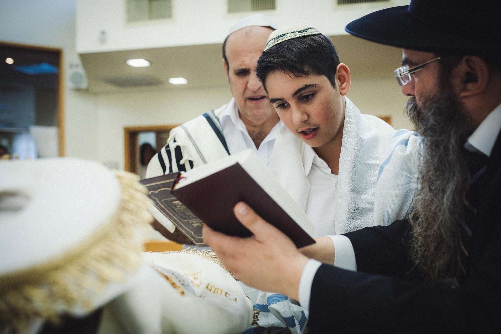 רגע של תפילה בבר מצווה בבית הכנסת