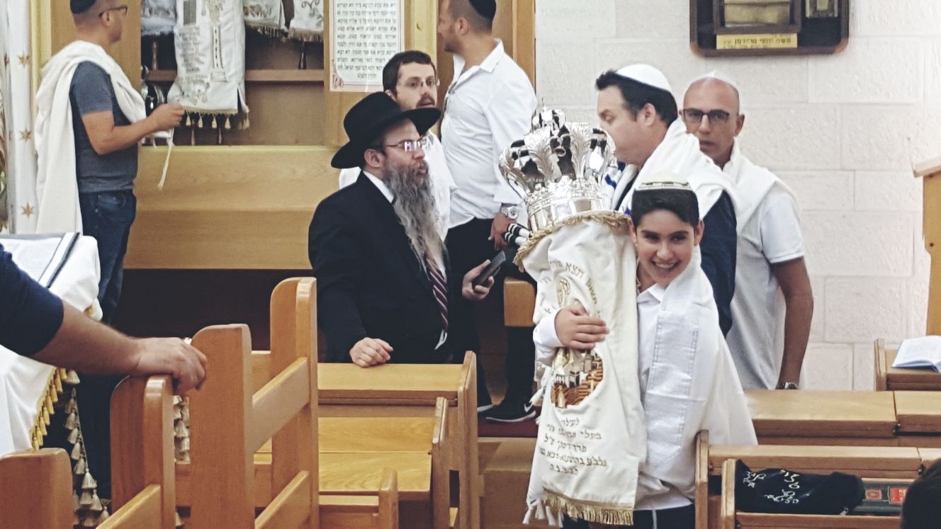 הקפה עם ספר התורה בבית הכנסת
