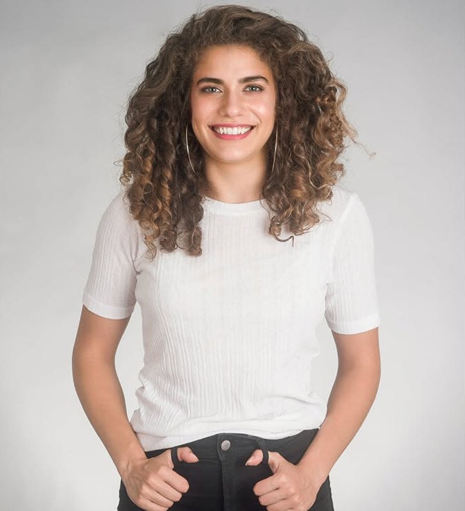 צילום תדמית בסטודיו – אישה מחייכת עם שיער מתולתל
